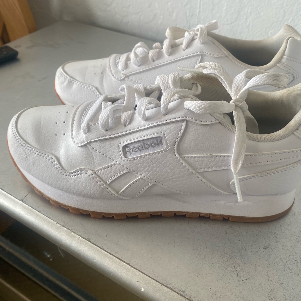 White Reeboxs fits women’s size 6 but are kids size 31/2